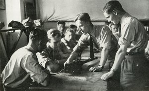 RAF-Personal lernt über Waffen, 1941