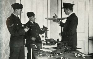 RAF-Personal lernt während des Zweiten Weltkriegs Flugzeuge zu identifizieren, 1941 von Charles Brown