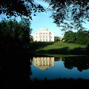 Ansicht der Palastfassade vom Ufer des Slavyenka-Flusses, begonnen 1782
