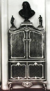 Schrank mit einer Büste von Louis von Orléans (1703-52)