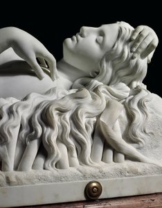Lebensgroße Figur von Rhodopis auf Sockel, 1862