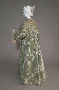 Bertha Palmers Abendmantel, ca. 1902 (schräge Rückansicht). Seidensatin mit geschnittenem Samt im Weizenmuster, Metallfaden-Spitze, Seiden-Metall-Quasten. Worth, Paris. von Charles Frederick Worth
