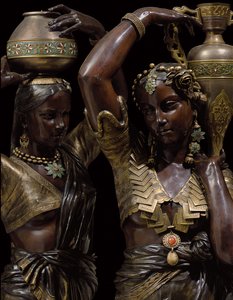 Detail von zwei bronzenen Fackelhaltern in Form von indischen Frauen, die Vasen tragen von Charles Henri Joseph Cordier