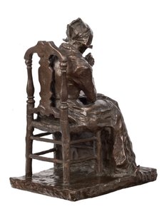 Alte Frau, die ihre Wäsche flickt (Bronze)