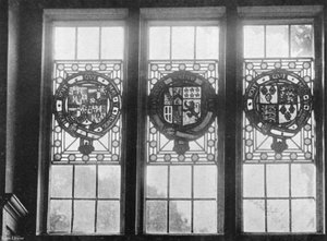 Altes Glas über der Südhalltür von Charles Latham