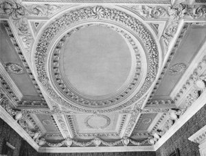Die Decke des Salons