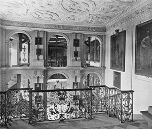 Die Halle, gesehen von der Treppe von Charles Latham