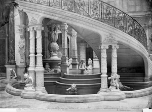Brunnen unter der Treppe des Hotel de Ville vor dem Brand von 1871