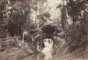 Blick auf die kleine Grotte zum Hirschteich, Bois de Boulogne von Charles Marville