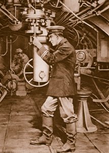 Britischer U-Boot-Offizier untersucht das Periskop in der Hoffnung, ein feindliches Ziel zu finden
