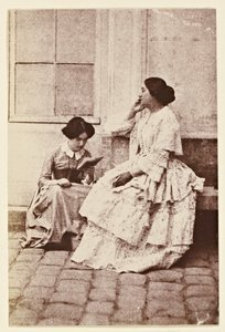 Frauen in einem Hof