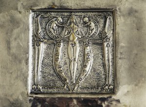 Basrelief, Detail der Kaminverzierung, Schlafzimmer von Charles Rennie Mackintosh, Vereinigtes Königreich, 20. Jahrhundert von Charles Rennie Mackintosh
