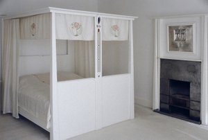 Möbel entworfen für Nr. 120 Mains Street, Glasgow, Himmelbett, ca. 1900 von Charles Rennie Mackintosh