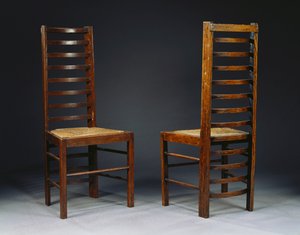 Zwei Leiterstühle, für Miss Cranstons Teestuben, Glasgow, ca. 1903 von Charles Rennie Mackintosh