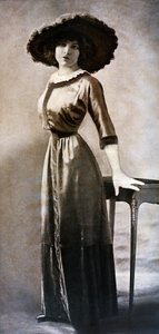 Porträt von Emilie Bouchaud, in der Taille von Polar Wasp, um 1909 (s/w Foto) von Charles Reutlinger