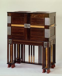 Schreibschrank, Farbtafel VI aus C.R.Ashbee von Alan Crawford, Yale 1985 von Charles Robert Ashbee