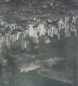 Eiskristalle auf dem Dach einer Höhle am Kopf des Alph-Flusses, ca. 1911, 1913 von Charles S Wright
