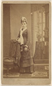 [Unidentifizierte junge Frau, stehend]