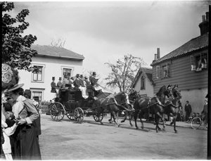 Pferdekutsche fährt an einer Gruppe von Hütten vorbei, Greater London Authority, 1895-1905