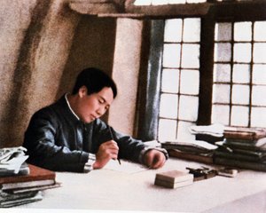 Mao schreibt sein Werk „Über den langwierigen Krieg“ in einer Höhle in Yenan