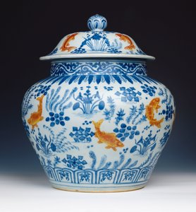 Eine emaillierte blau-weiße "Fisch"-Dose und Deckel, 1522-1566