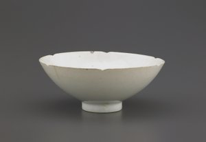 Schale mit gekerbtem Rand, Jingdezhen, Provinz Jiangzi, Nördliche oder Südliche Song-Dynastie