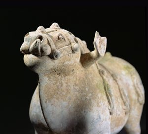 Stier, Zeit der Streitenden Reiche (1027-220 v. Chr.) (Detail) von Chinese School