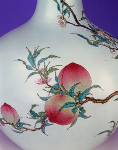 Detail eines prächtigen Famille-Rose-Neun-Pfirsich-Kugelvasen, 1735-1795