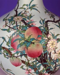 Detail einer prächtigen famille rose neun-Pfirsich-Kugelvase, 1735-1795
