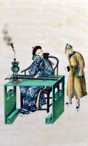 Mann mit einer langen Zither an einem Tisch, mit einem Diener