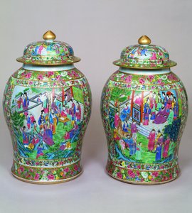 Paar Canton Famille Rose Balustervasen und Kuppeldeckel, frühes 19. Jahrhundert