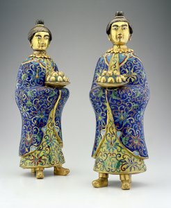 Paar weiblicher Begleiterinnen, Qianlong-Periode, 1736-95 (Cloisonné-Email)