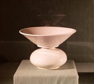 Porzellanspucknapf, aus Xian, Shaanxi, Tang-Dynastie (618-907 n. Chr.)