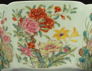 Rosen, Granatäpfel und gelbe Taglilien