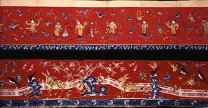 Zwei chinesische horizontale Hängungen aus roter Wolle, eine überwiegend in Blautönen bestickt, die Jungen beim Spielen in Goldfäden darstellen