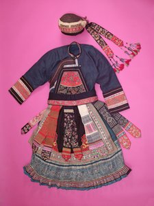 Frauenkleid und Korbhut, Ch