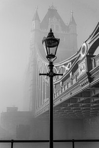 Nebliger Tower Bridge