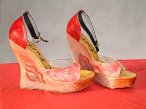 Baisse, Moi, Dehavilland Heels Schuhe, 2006 von Christian Furr