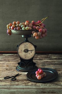 Rustikale Trauben auf Waage