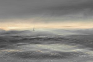 Nebliges Ozeansegelboot