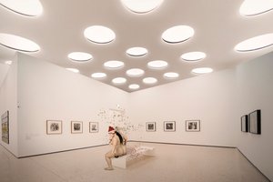 Ein Nackter Weihnachtsmann in einer Kunstgalerie von Christine von Diepenbroek