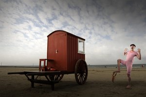 Überraschung am Strand mit Krabbe