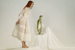 Neugierige Frau und Fisch von Christine von Diepenbroek