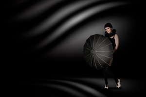 Elegante Frau mit Regenschirm von Christine von Diepenbroek
