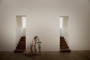 Minimalistische Frau mit Regenschirm von Christine von Diepenbroek