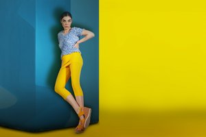 Stilvolle Frau in heller Ecke
