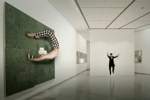 Surrealer Museumsdarsteller von Christine von Diepenbroek