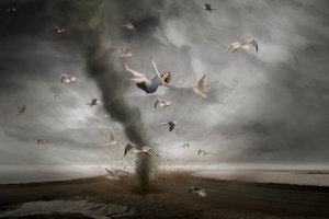 Frau im Tornado von Christine von Diepenbroek