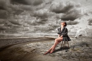 Frau in surrealer Verlassenheit von Christine von Diepenbroek