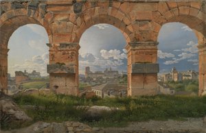 Ein Blick durch drei der nordwestlichen Bögen des dritten Stockwerks des Kolosseums in Rom
